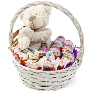 Цветы в корзине со сладостями